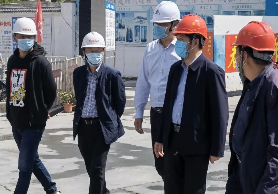連云港市副市長朱興波率隊考察公司瓏樾府項目安全生產工作