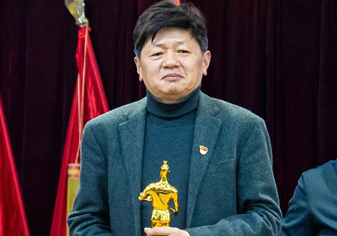 海安市黨建工作會(huì)議上，蘇中建設(shè)收獲一座特別的“小金人”