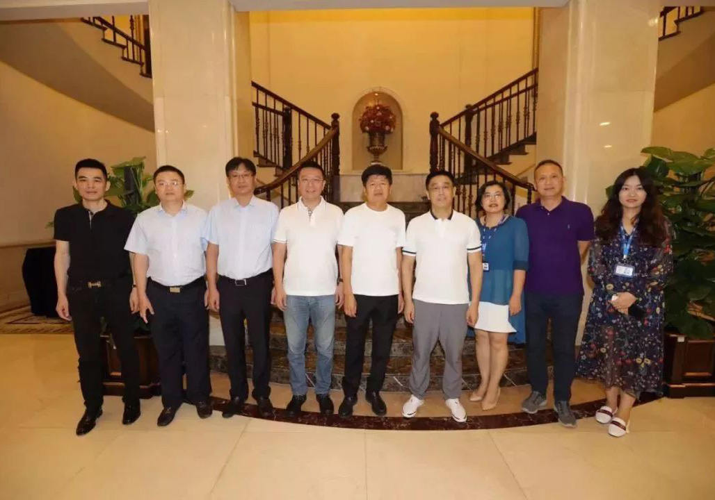 公司董事長(zhǎng)笪鴻鵠帶隊(duì)赴藍(lán)光集團(tuán)開(kāi)展戰(zhàn)略總對(duì)總高層交流